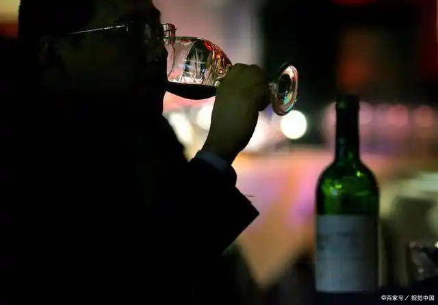 酒吧说心事的两人