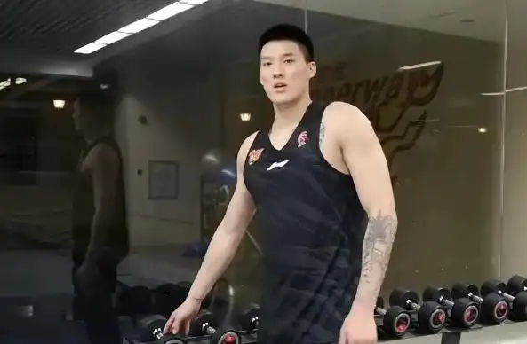 徐昕和张明池这两名年轻小将,特别是徐昕这名球员,他的身高有2米26