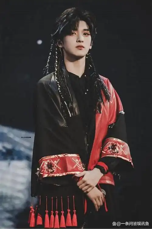 严浩翔是时代少年团的成员之一,他因为其帅气的长相和可爱的行为,受到