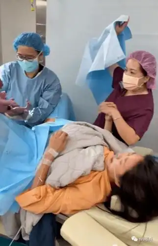 痛到面容扭曲崩溃大哭40岁女星名模林可彤高龄产子分娩全过程曝光