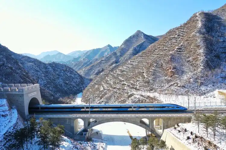 内这也是第一次在这个速度等级上,在正线的高铁线路上实现了自动驾驶