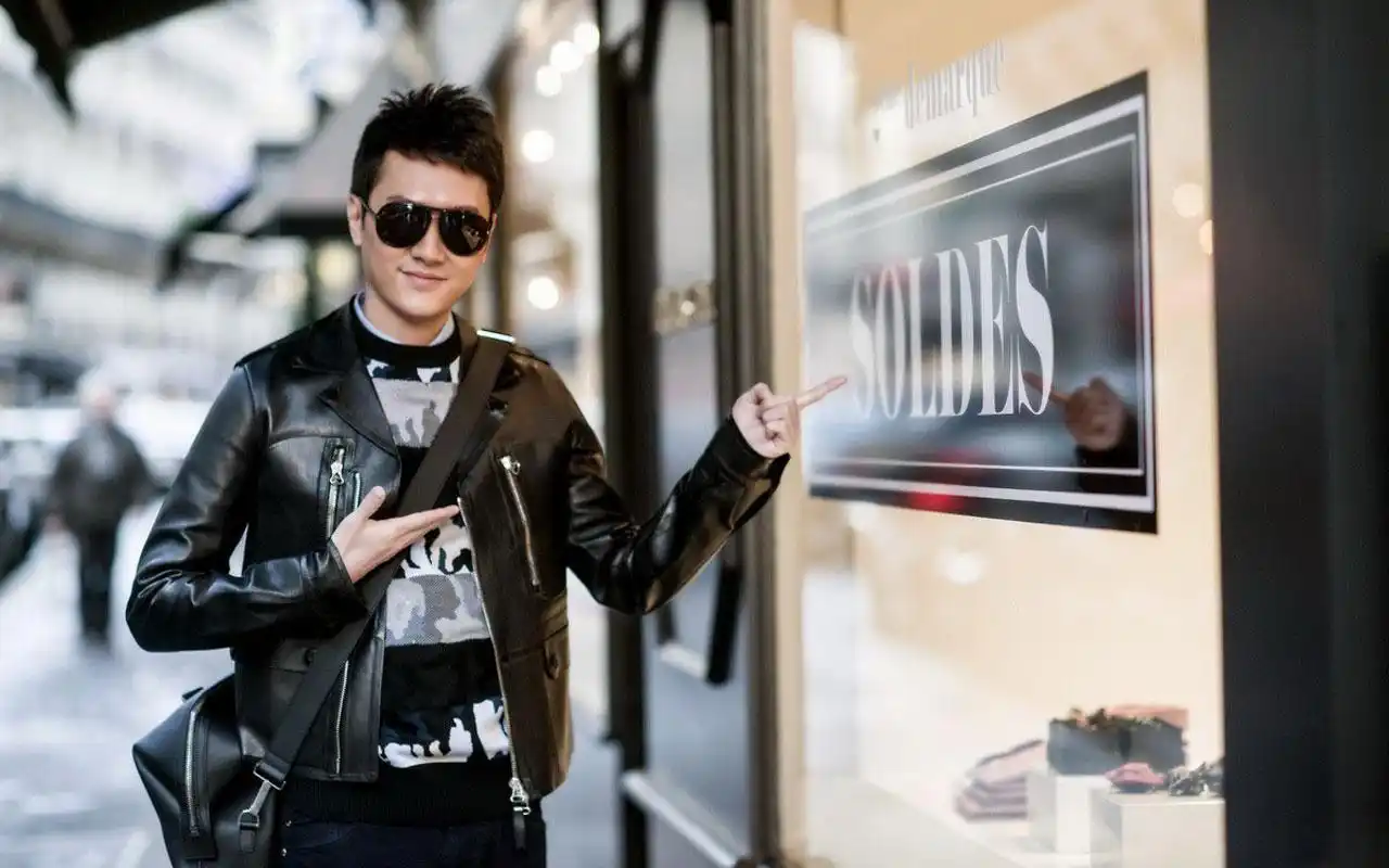 冯绍峰帅气巴黎街拍写真高清壁纸