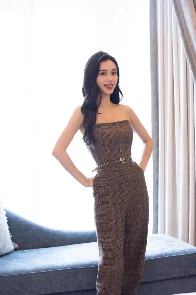angelababy穿英伦风裤装酷飒 抹胸造型凸显精致锁骨