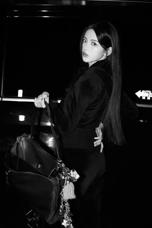 纯黑穿搭御姐范十足  利落黑长直搭配黑色天鹅绒    #杨超越出发袄梃