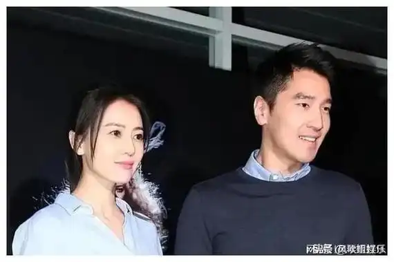 赵又廷高圆圆机场恩爱亮相甜蜜眼神引热议模范夫妻羡煞旁人