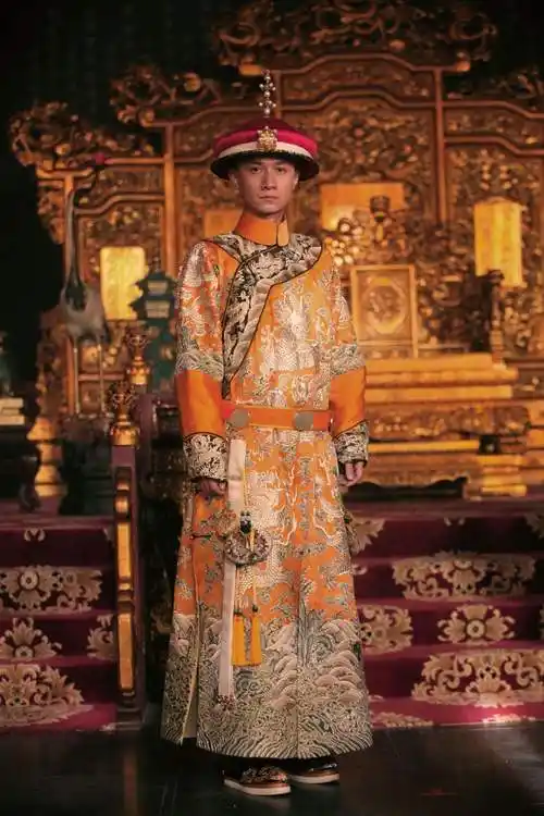 清朝皇帝的衣柜:传统的剥离与再融,一件龙袍竟然承载一个时代