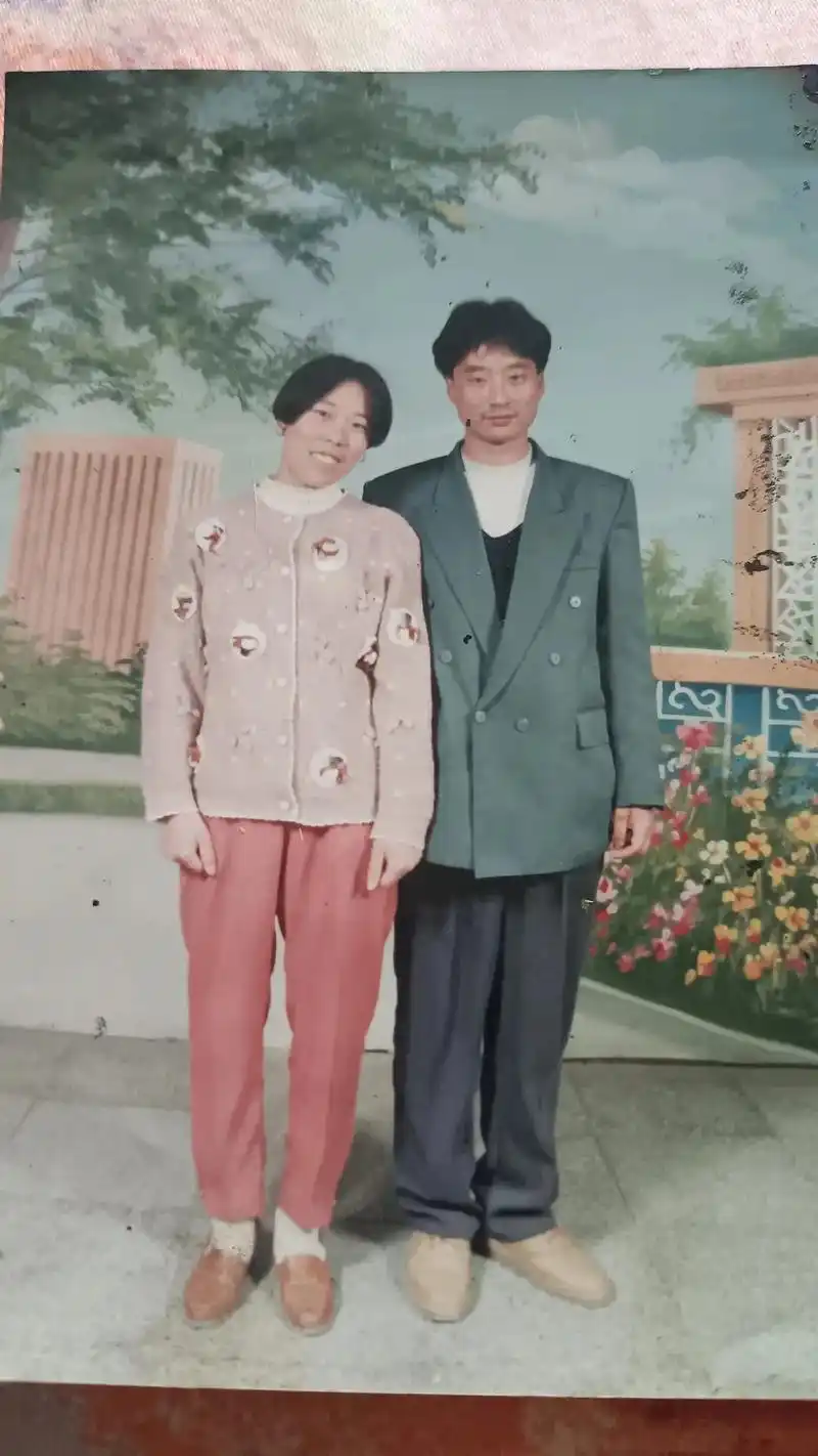 翻起旧时光的老照片,都是回忆 感慨万千!合影是拍结婚证一寸小 - 抖音