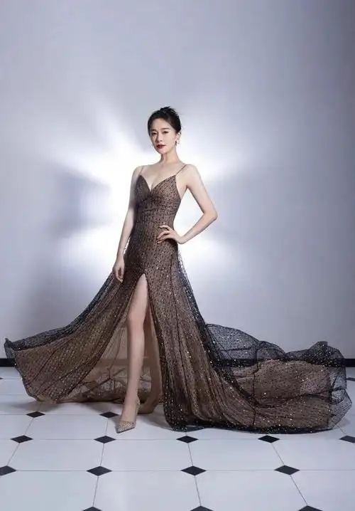 左小青高调拍写真,穿吊带裙身材太「火辣」,我感慨资本真会选人