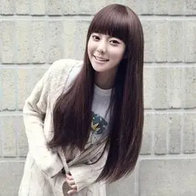 齐刘海直长发:齐刘海可以将额头遮盖,让国字脸变得更加娇小可爱使