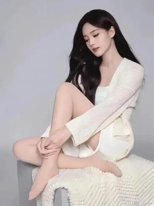 李一桐丝袜照片曝光粉丝热议她的魅力身材