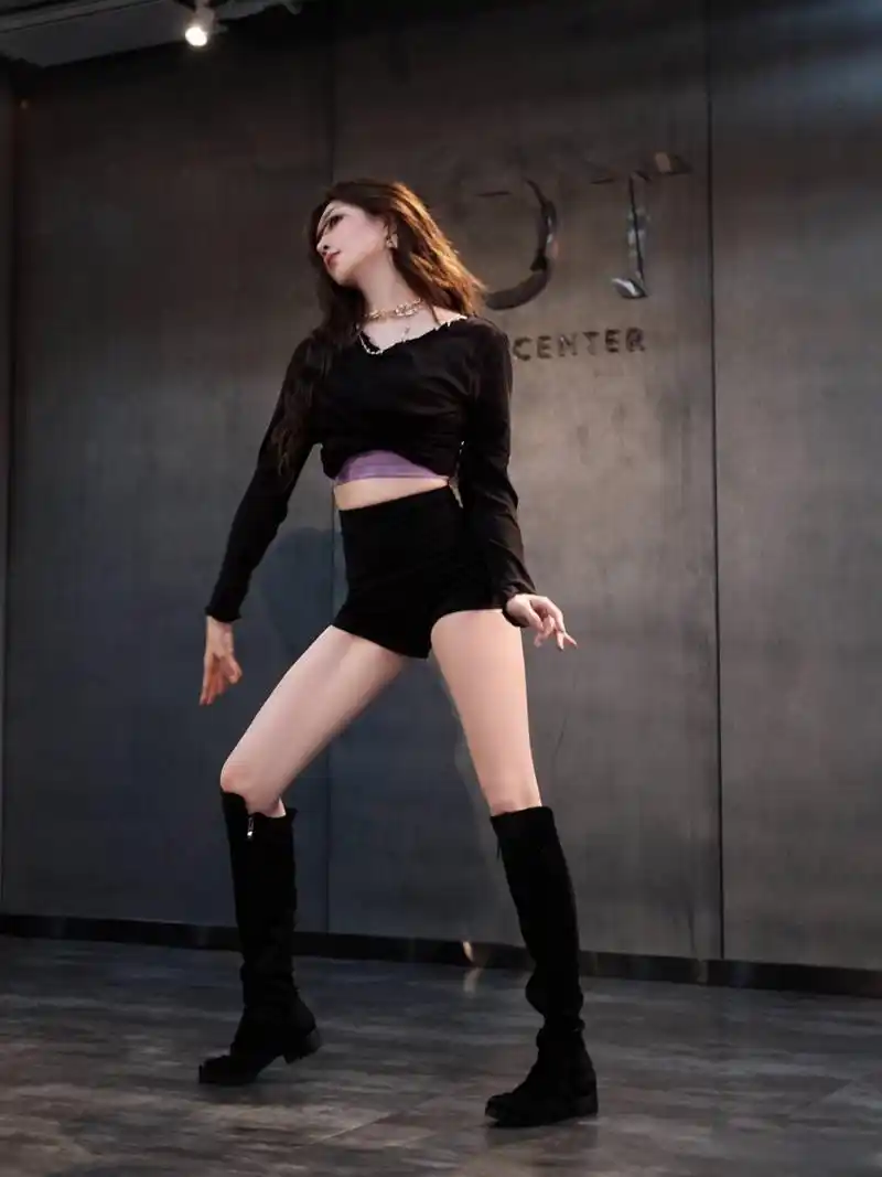 江疏影热舞秀长腿,这谁顶得住啊