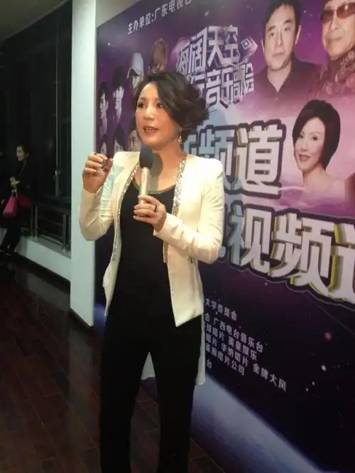 著名歌手林萍晒近照,51岁穿吊带挺时髦,出场太有年代感了