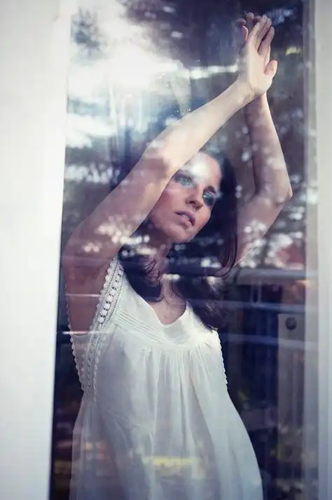 摄影教学玻璃窗背后的迷人女性