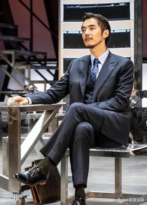 一身近乎一米九的高大身材,再添上性感迷人的小胡子.