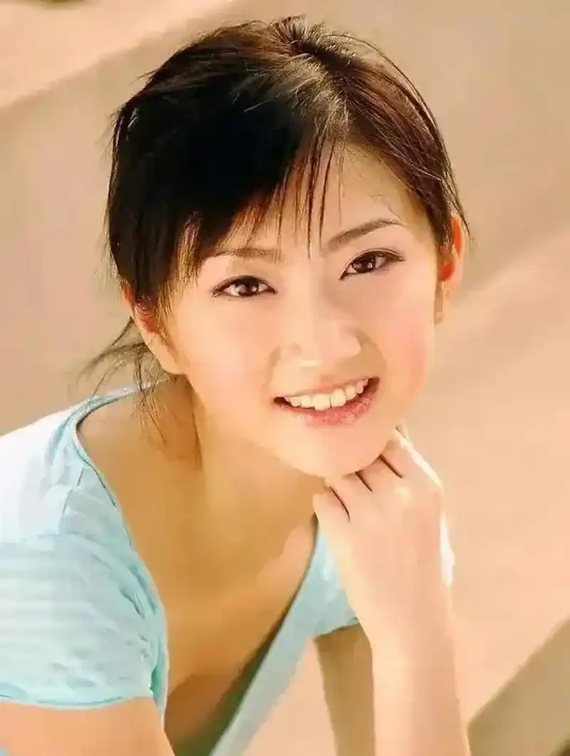 2004年,16岁的景甜坐进了车牌为9988的豪车,没过多久课也不上了,学校