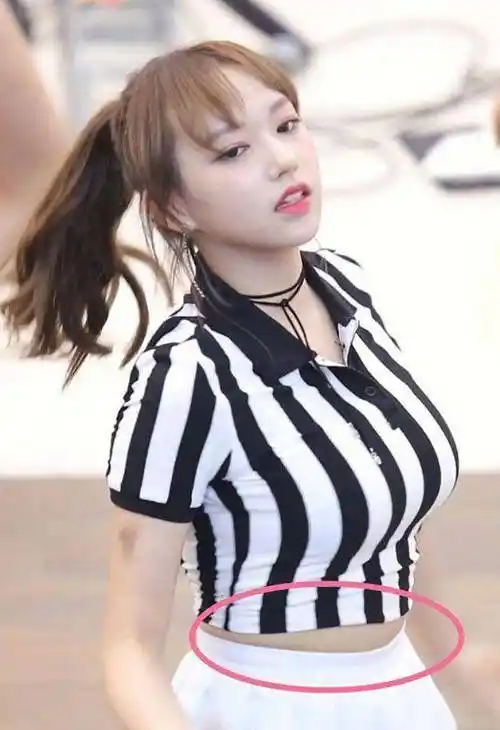 程潇的腰这么细了?穿露脐装到树荫下乘凉,终于理解直男审美