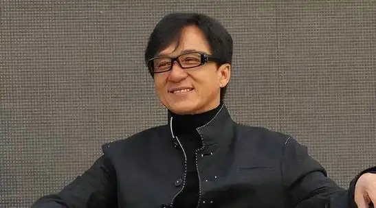 成龙近照亮相泸州老窖封藏大典一脸疲惫老态龙钟网友泪目了