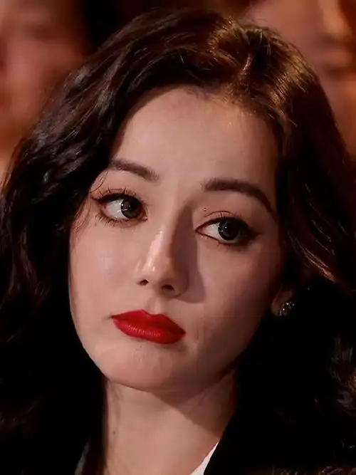 星光大赏明星怼脸生图:唐嫣苹果肌抢镜,金晨嘴歪,迪丽热巴妆太浓