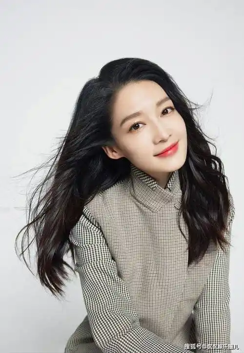 李沁的颜值无疑是令人惊艳的.她的五官精致,眉眼如画,笑容甜美.