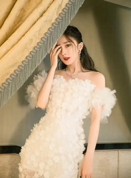 elle风尚大典杨幂红毯造型鉴赏黑白礼服珍珠耳廓太魅惑