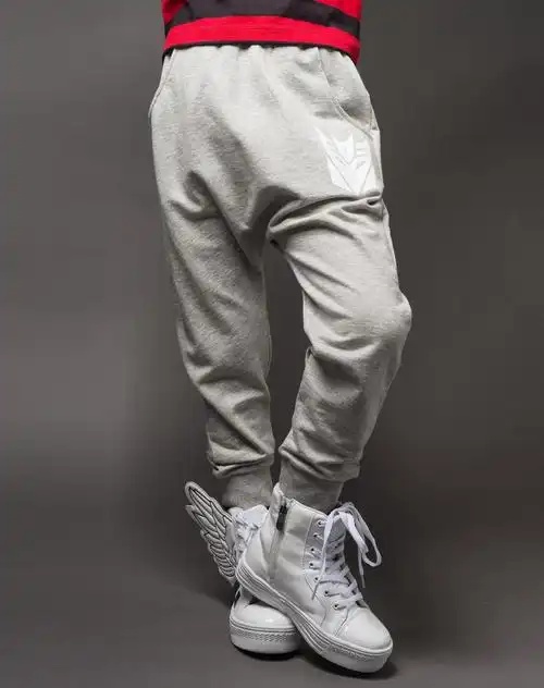 灰色裤子怎么搭配上衣,灰色裤子怎么搭配鞋子