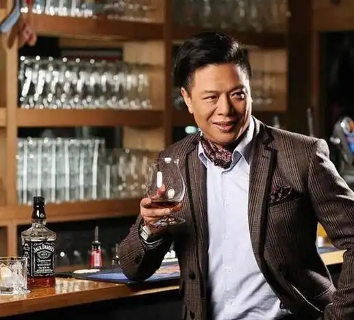 港台演员父子对比,曾志伟儿子是著名大导演,甄子丹父子如出一辙