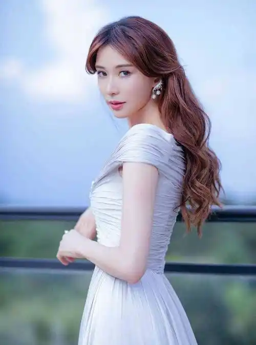 林志玲素颜现身机场,穿基础款黑色短袖搭配半身裙,女神范十足_好身材