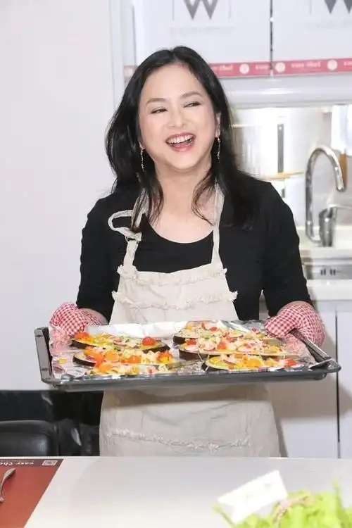 叶蕴仪越老越有味道脸蛋看着很干净就是穿的有点太皮朴素了