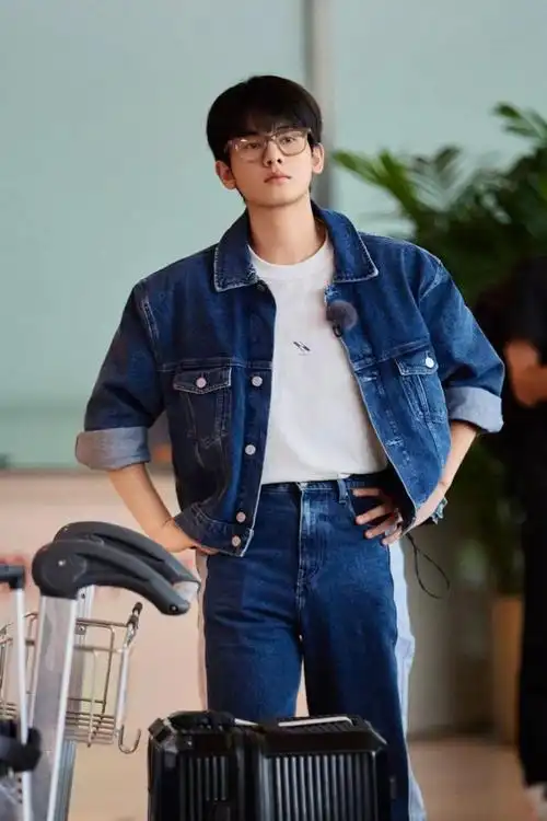 胡先煦在机场穿的这一身蛮好看的,发现没?套路很简单!