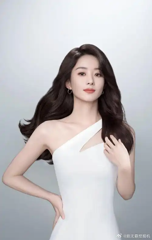 赵丽颖纯白造型#  这发量我真的慕了整组组照片拍的好高级,自信从容