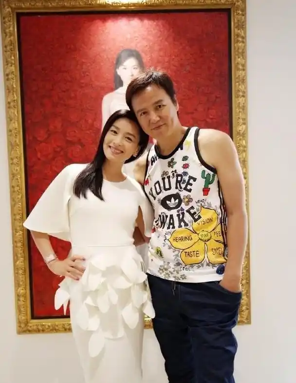 20年前是当红女星,如今当老板,50岁看着像30岁,有钱真好