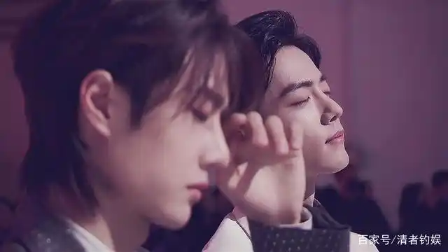 《陈情令》官方cp再合体,王一博肖战坐在一块窃窃私语,画面太美