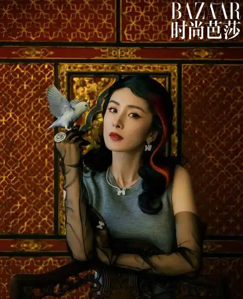 杨幂登时尚芭莎二月刊封面,裸色抹胸优雅性感,复古卷发韵味十足_折扇