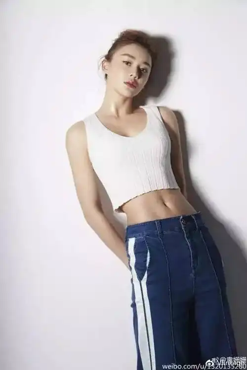 微博直接po出一张笑得一脸阳光的马甲线照片.