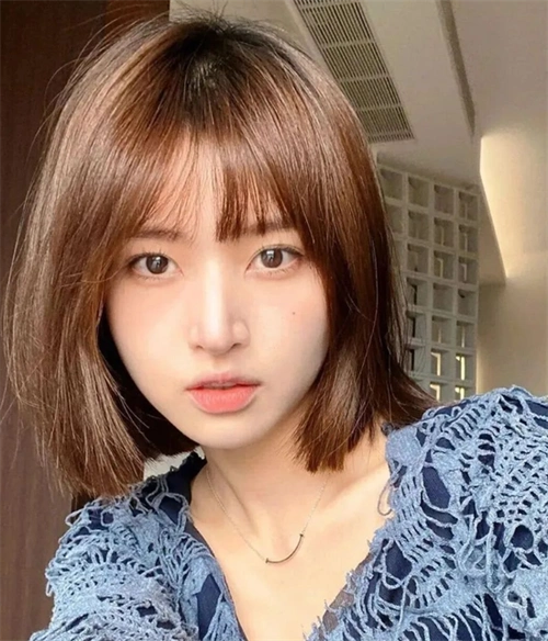 质感棕色渲染的波波头,彰显出高级洋气分为,丝滑灵动很是唯美.