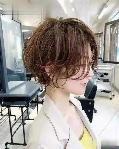 时尚纹理烫短发女