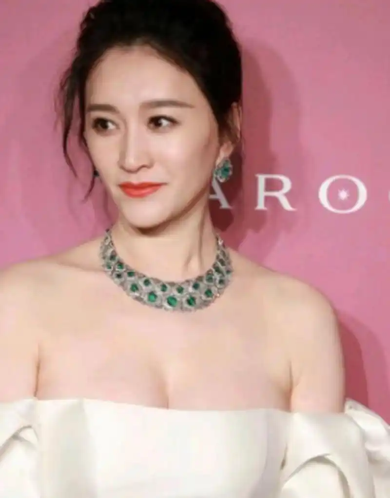 穿大码抹胸裙露一半,47岁别有风韵 多年来,李小冉不争不抢,在浮沉的