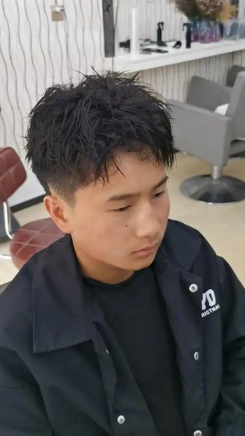 我是造型师#男生摩根烫钢夹烫发型,谁烫谁帅气-度小视