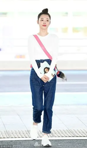 崔雪莉现身韩国机场,头扎丸子头散发少女气.