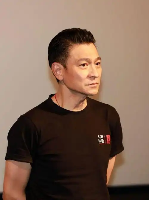 刘德华穿黑色t恤搭低腰牛仔裤帅气有型,像年轻小伙子,很可爱!