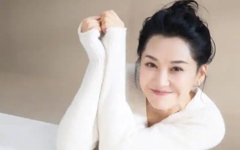 55岁的许晴风韵犹存老少通吃至今未婚真是越老越有感觉