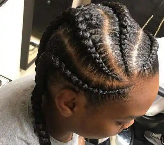 像这样的脏辫我们经常能看到黑人编,据说这么多头发要一条条编起来