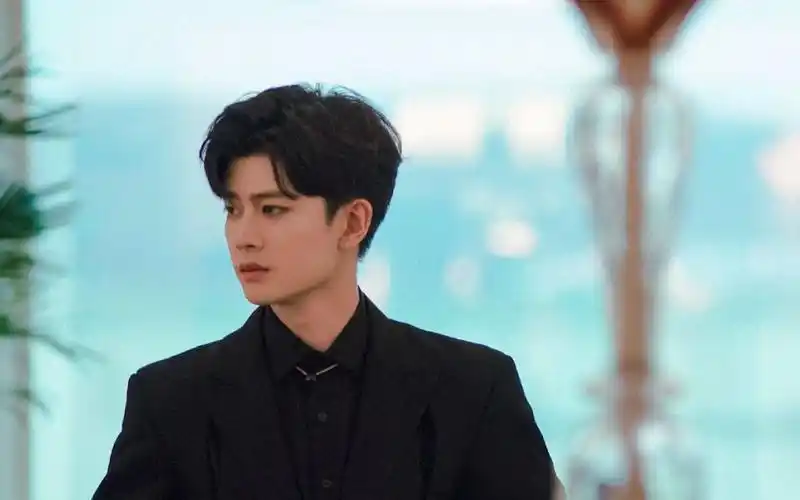 明星写真任嘉伦华鼎奖造型大片,一身黑色西装亮相,气场强大的绅士伦呀