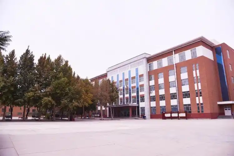 坐落于昆仑山下的叶城二中是当地唯一的一所汉语系完全中学,这所最初