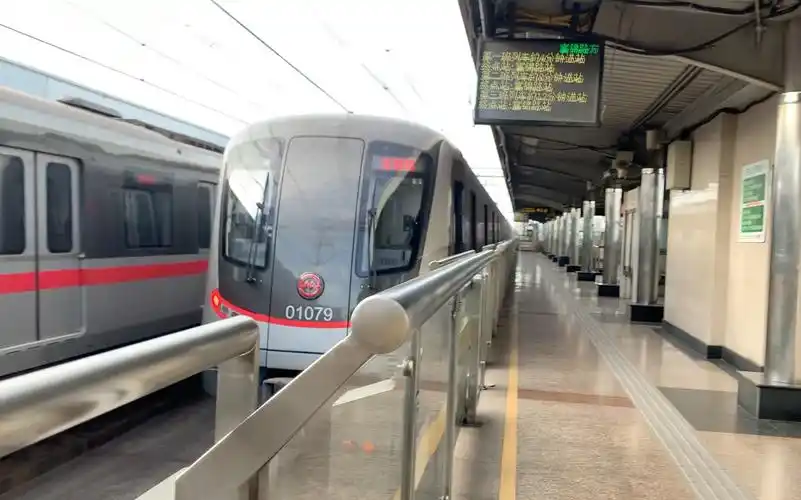 上海地铁1号线钢二01079共富新村出站