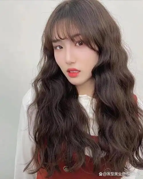 烫出来的头发是自然蓬松有型,轻盈有空气感,减龄又显气质,大部分女生