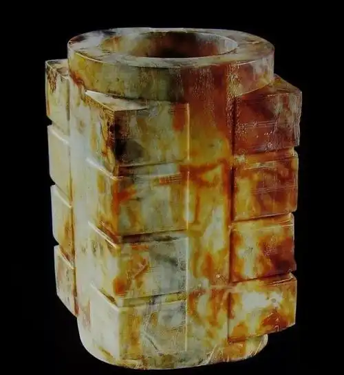 能在中原文化的青铜器上找到类似的图案;铜罍,玉琮以及铜器纹饰也能在