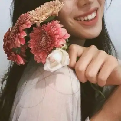 江孑ins唯美时尚气质魅力风拿花_女生头像_我要个性网