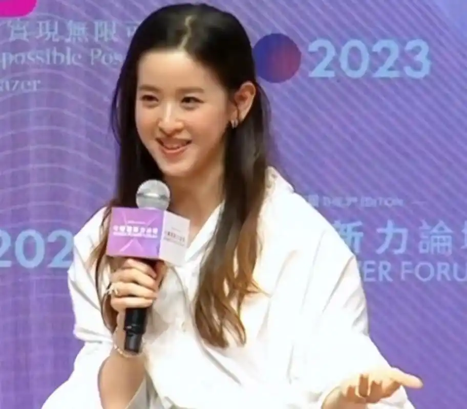 奶茶妹妹章泽天近照出人意料,她的面相已经变了,眼神看起来很强势,跟