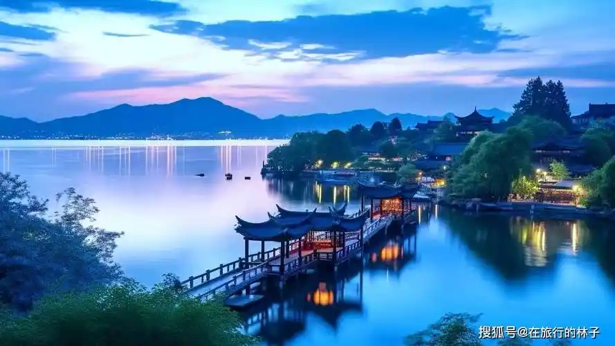 杭州西湖在曾经信息闭塞的年代,人们想要了解外面的事物,可能最直接的